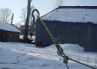 Зимняя площадка: оттяжка и блоки на тросе для контролируемого спила дерева